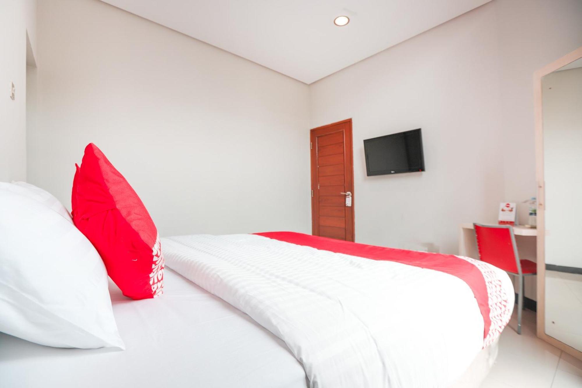 Oyo 148 Cempaka Place Homestay Cakarta Dış mekan fotoğraf